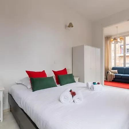 Charlemagne - Imposing Town House With Parking Near The