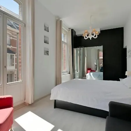 Charlemagne - Imposing Town House With Parking Near The *